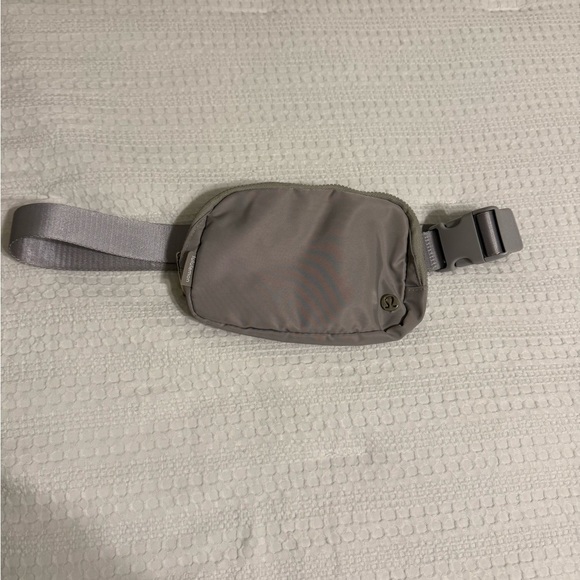 Lululemon Athletica Gray Belt Bag with Adjustable Strap - Picture 3 of 11
